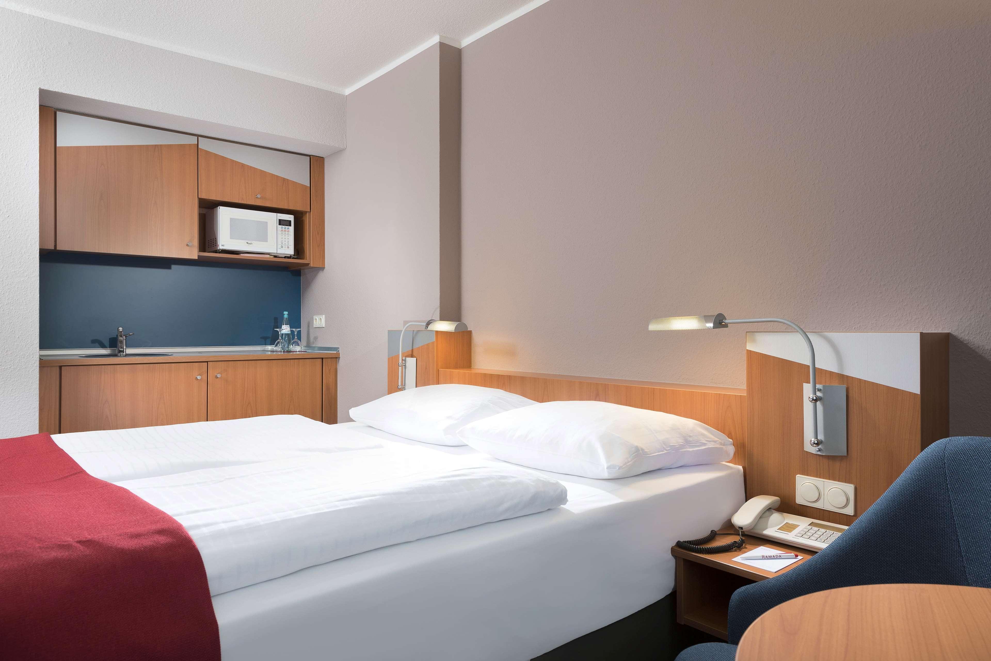 Ramada By Wyndham Hannover Messe Латцен Экстерьер фото