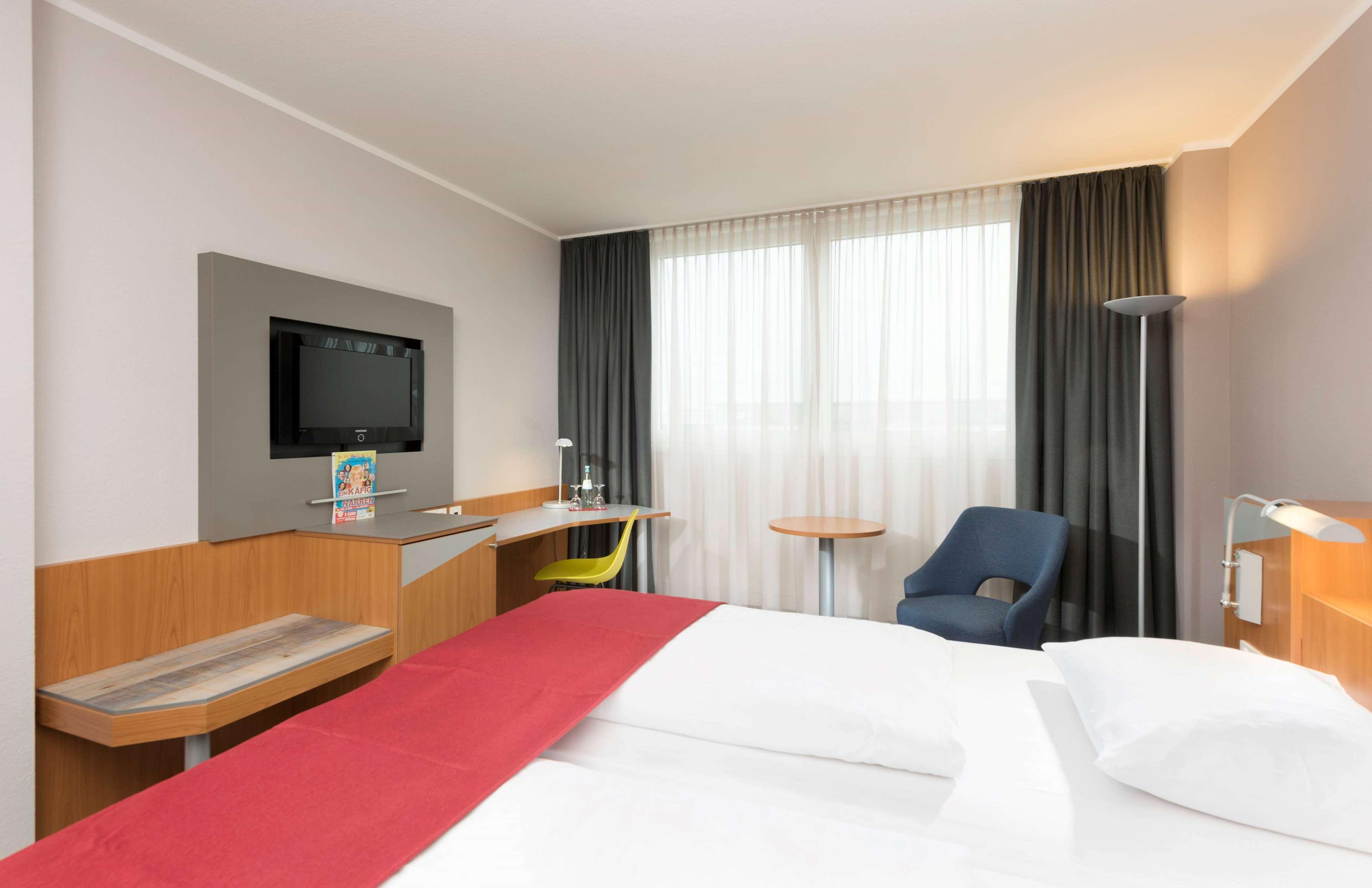 Ramada By Wyndham Hannover Messe Латцен Экстерьер фото
