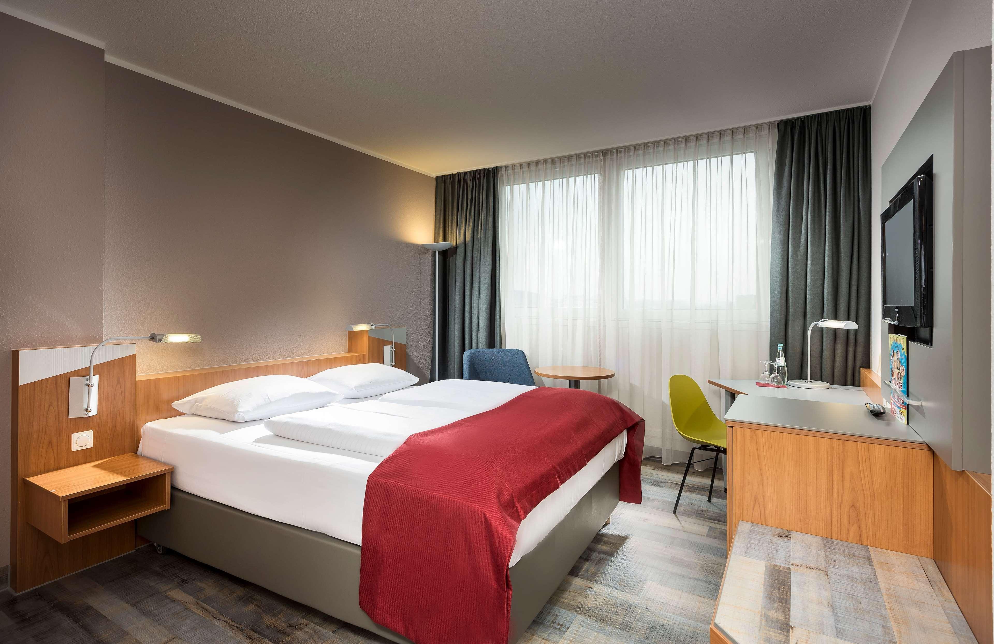Ramada By Wyndham Hannover Messe Латцен Экстерьер фото
