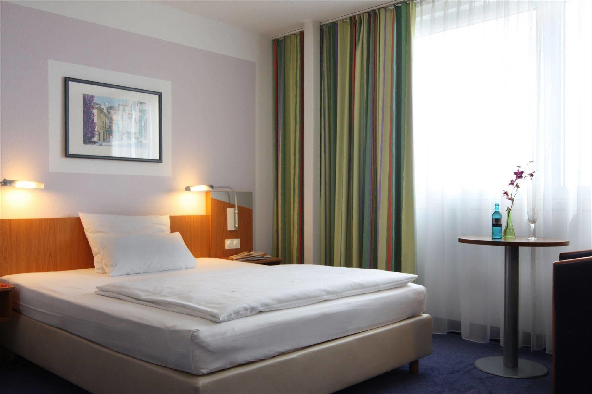 Ramada By Wyndham Hannover Messe Латцен Экстерьер фото