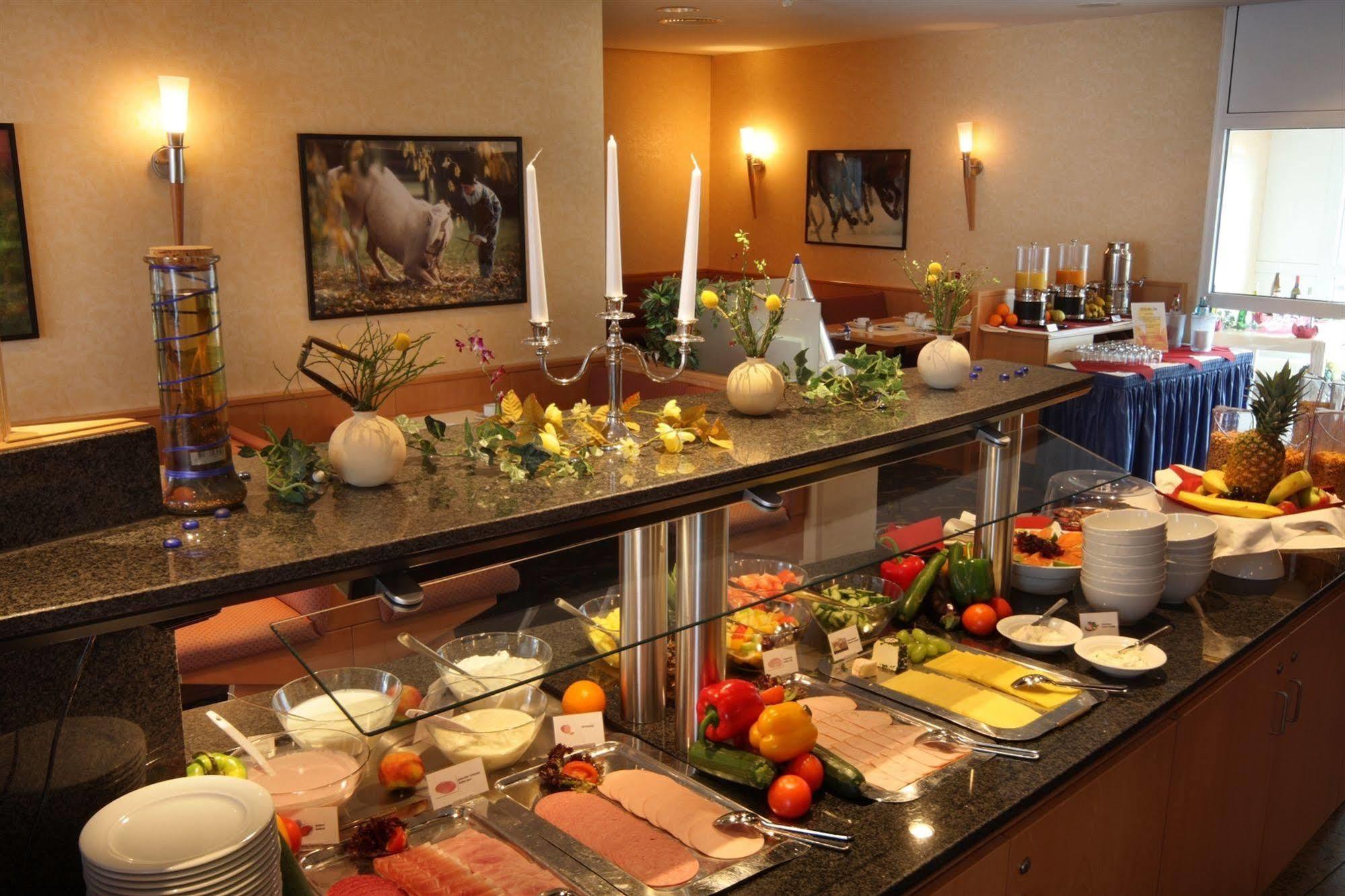 Ramada By Wyndham Hannover Messe Латцен Ресторан фото