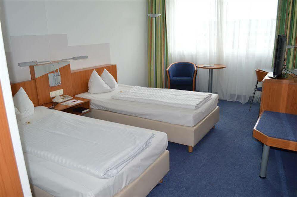 Ramada By Wyndham Hannover Messe Латцен Экстерьер фото