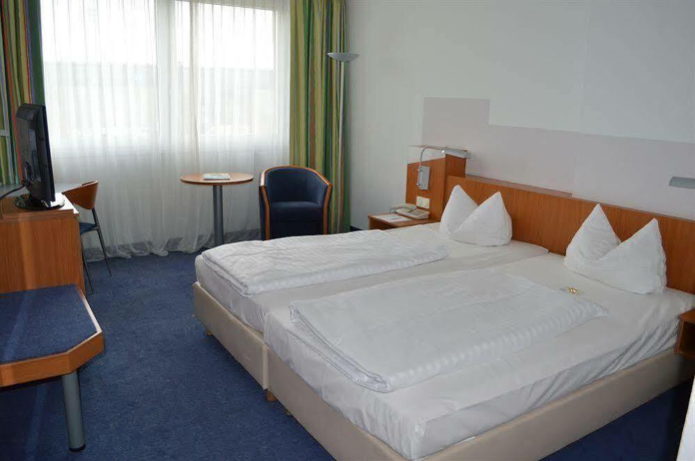 Ramada By Wyndham Hannover Messe Латцен Экстерьер фото