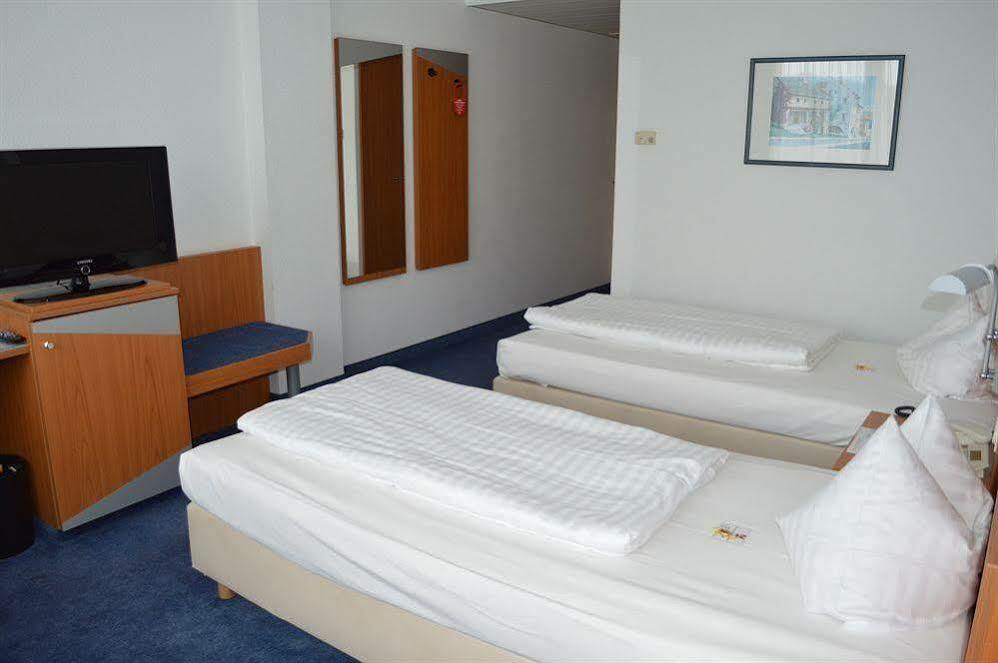 Ramada By Wyndham Hannover Messe Латцен Экстерьер фото