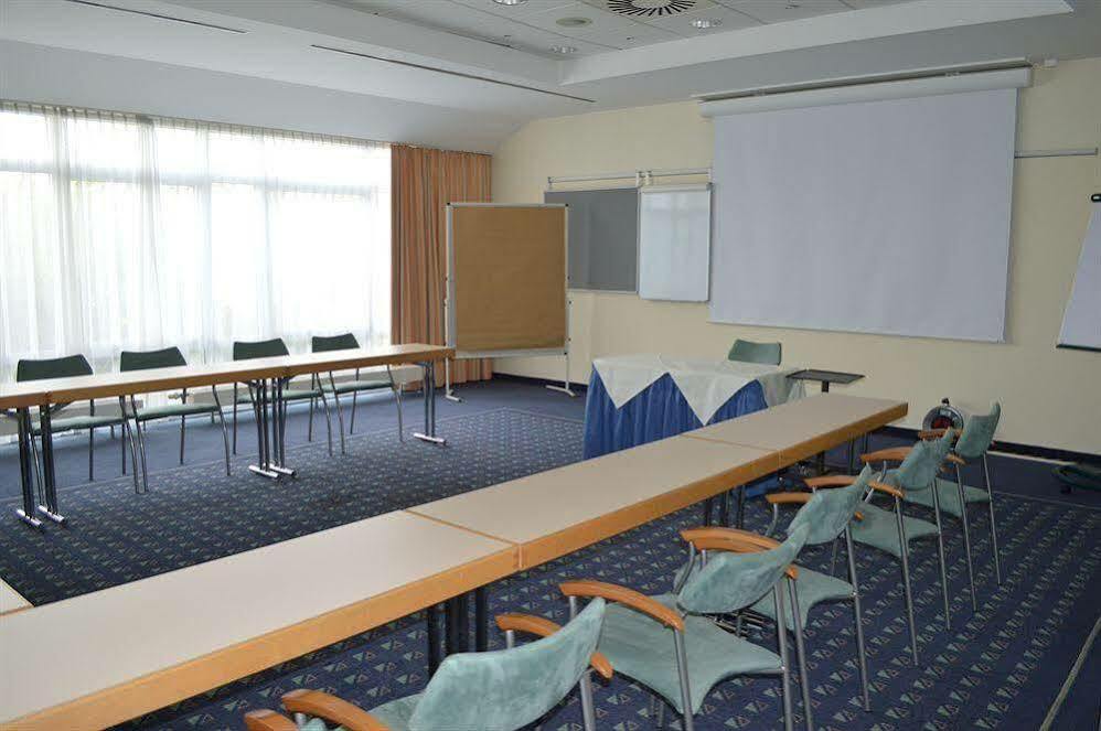 Ramada By Wyndham Hannover Messe Латцен Экстерьер фото
