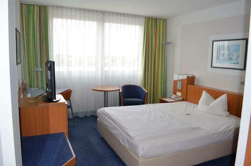 Ramada By Wyndham Hannover Messe Латцен Экстерьер фото
